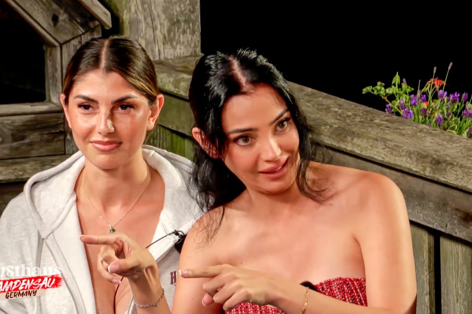 Beim Wiedersehen teilt Dilara (34, r.) wieder wie gewohnt aus.