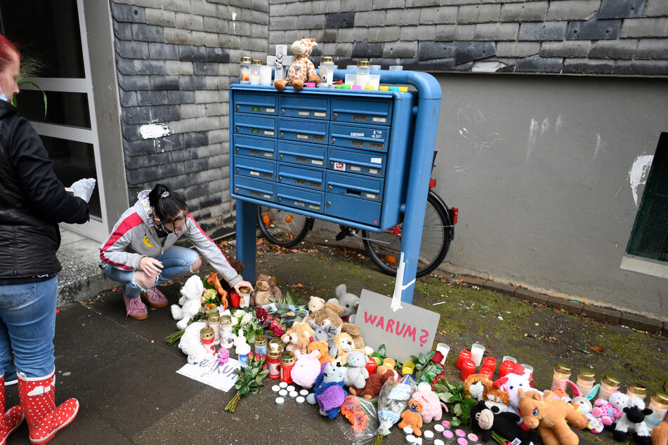 Ob die Beschuldigte zur Tatzeit vermindert schuldfähig war, steht noch nicht fest. Vor dem Haus wurden zahlreiche Kerzen und Kuscheltiere aufgestellt und abgelegt.