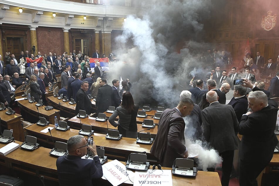 Rauchbomben und Leuchtraketen wurden im serbischen Parlament gezündet.