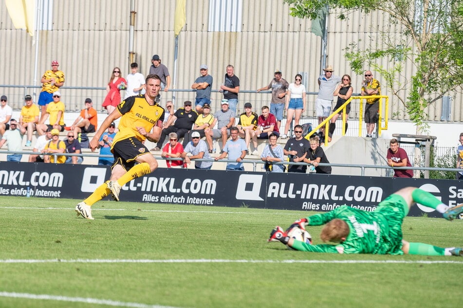 Stefan Kutschke (35, l.) traf für Dynamo zum zwischenzeitlichen 1:0 für Dynamo. In dieser Szene parierte Hertha-Keeper Max Mohwinkel (20) seinen Schuss.