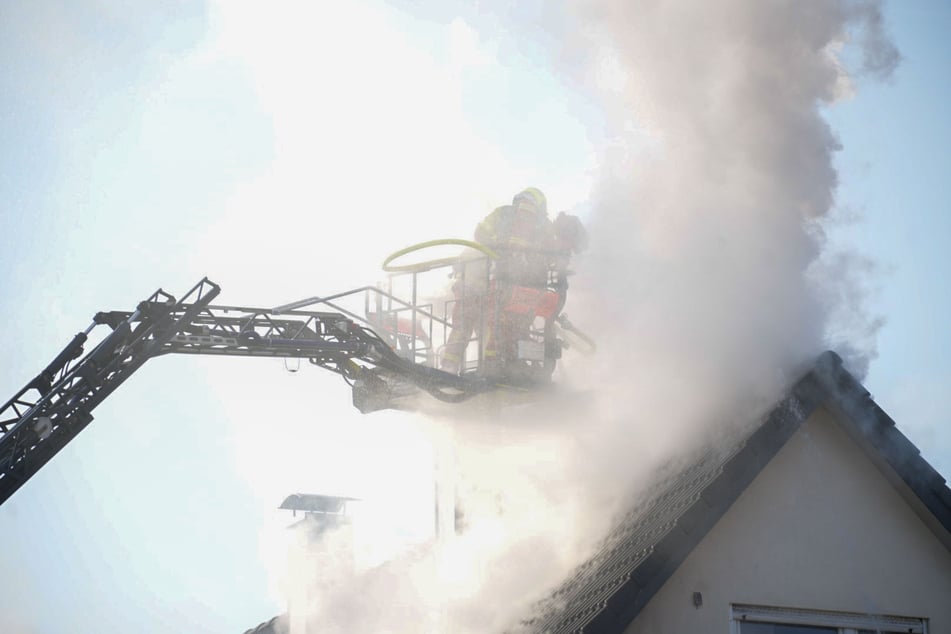 Laut Polizei dauerten die Löscharbeiten in dem Mehrfamilienhaus in Metzingen mehrere Stunden.