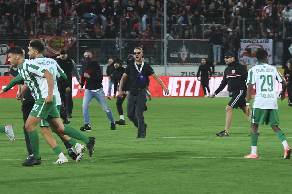 Nach dem Spiel stürmten mehrere Heimfans den Platz und konfrontierten auch die gegnerischen Spieler.