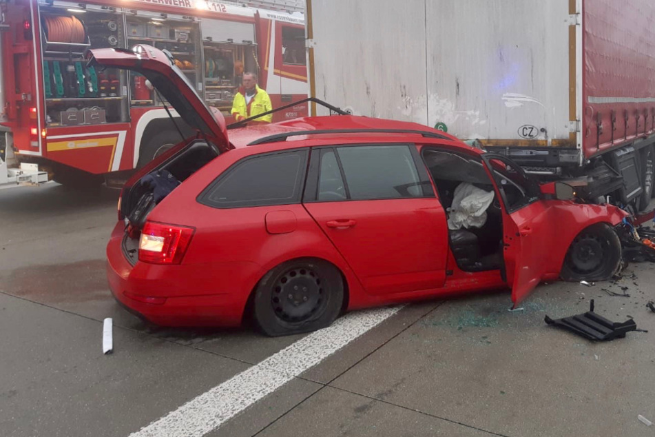 Auto kracht bei Nebel in Laster: Fahrer stirbt am Unfallort
