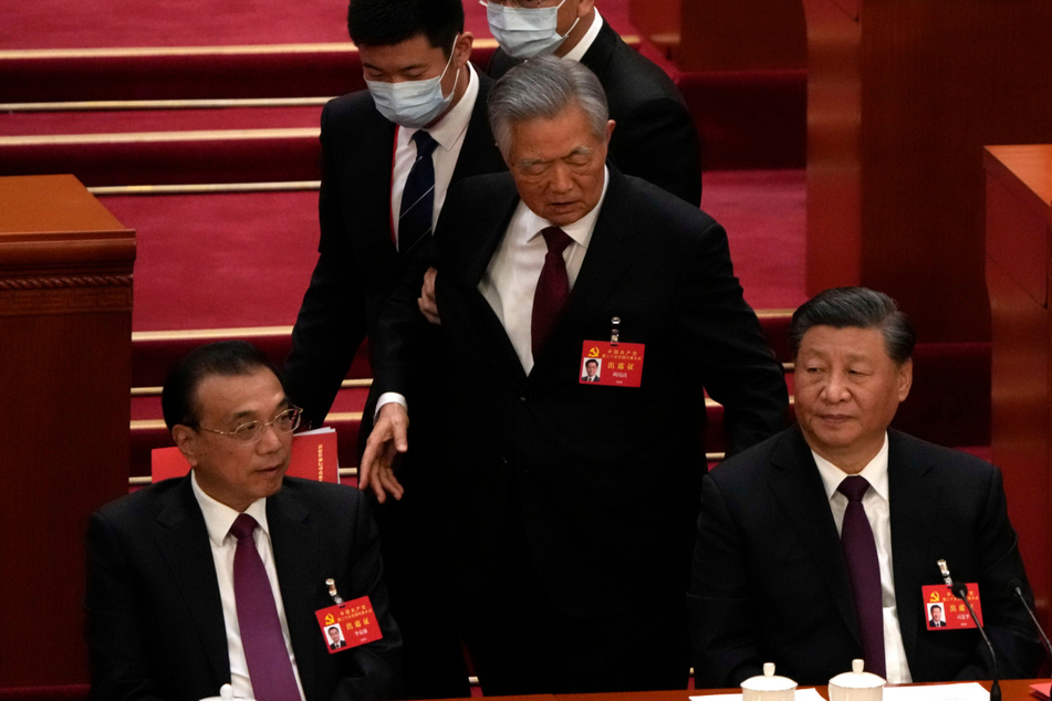 China-Xi rechnet auf Parteitag ab: Ehemaliger Präsident vom Sicherheitsdienst rausgeworfen