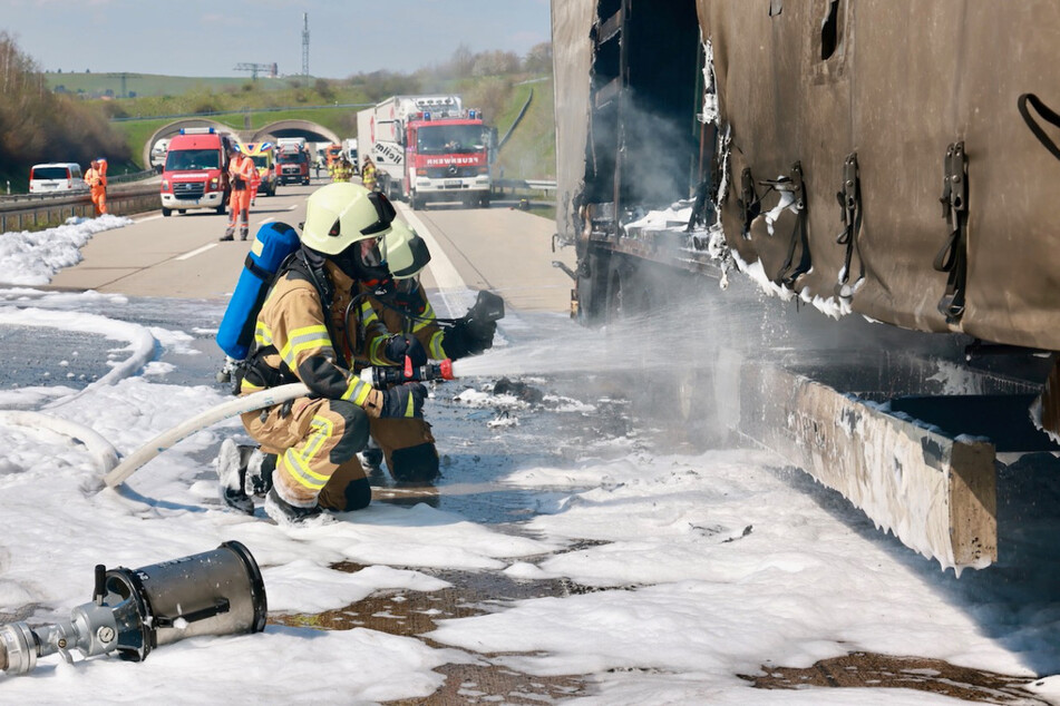 Auf der A17 Richtung Dresden geriet ein Lkw am Mittwochnachmittag in Brand.