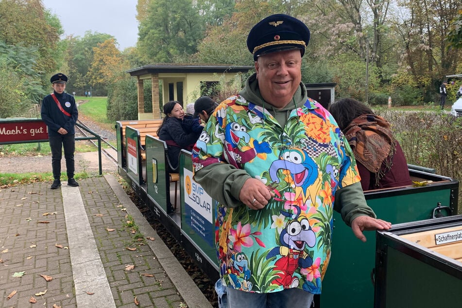 Alle einsteigen, bitte! Leipzigs Kleingartensheriff Michael Baumann (63) war am Samstag als Schaffner beim Herbstfest der Parkeisenbahn Auensee tätig.