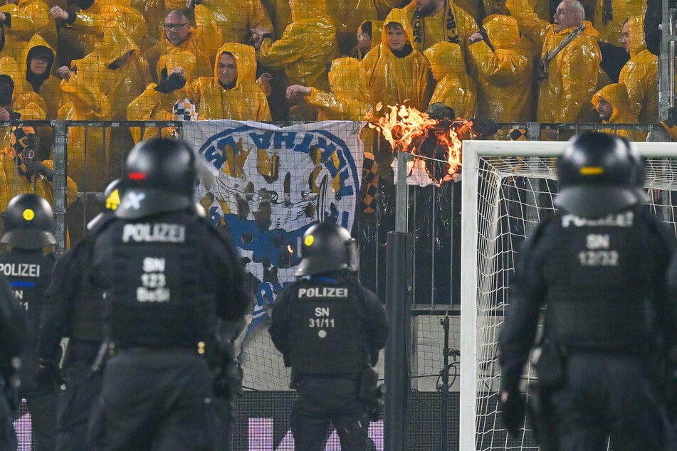 Ob gestohlene Zaunfahnen Anlass für die Krawalle waren, ist rein spekulativ.