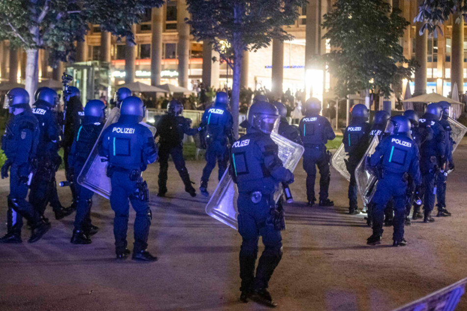 Polizeieinheiten sammeln sich, um gegen Randalierer vorzugehen. (Archivbild)