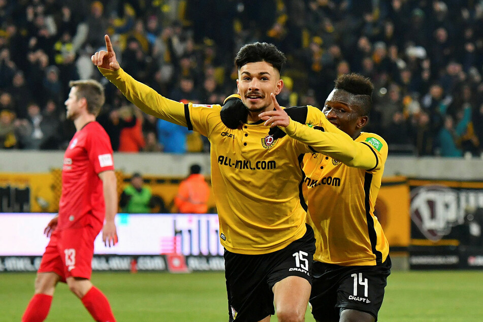 Nach seinem einzigen Tor für Dynamo Dresden jubelte Atilgan (M.) im Januar 2019 mit Moussa Koné (25).