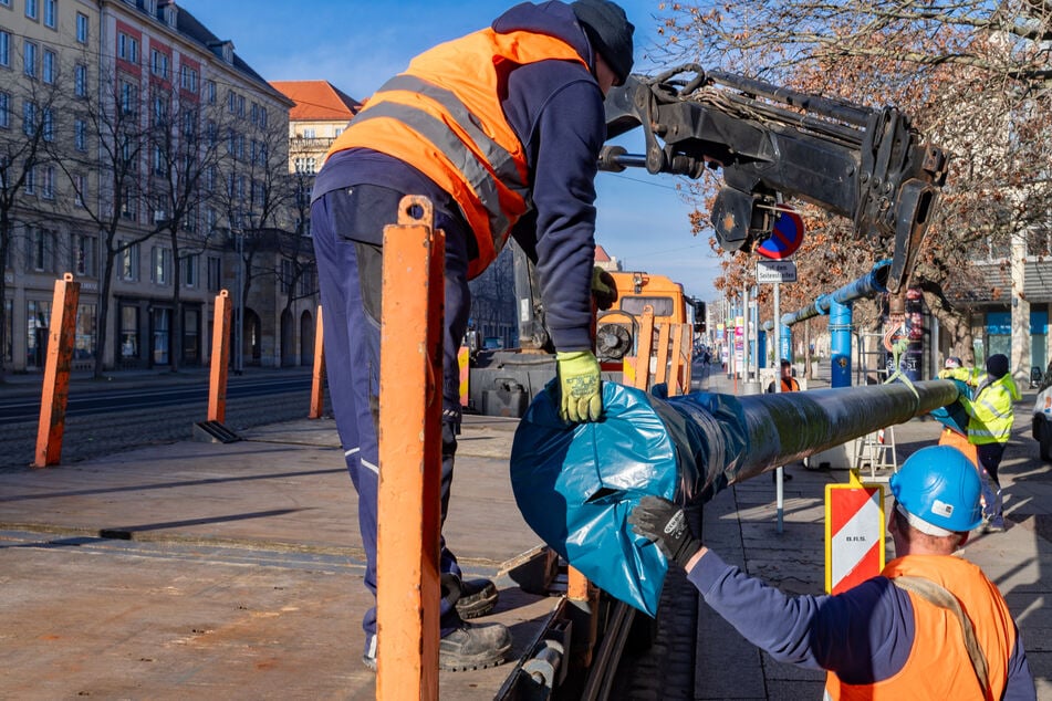 Seit Montag werden die blauen Rohre an der Wilsdruffer Straße abgebaut.