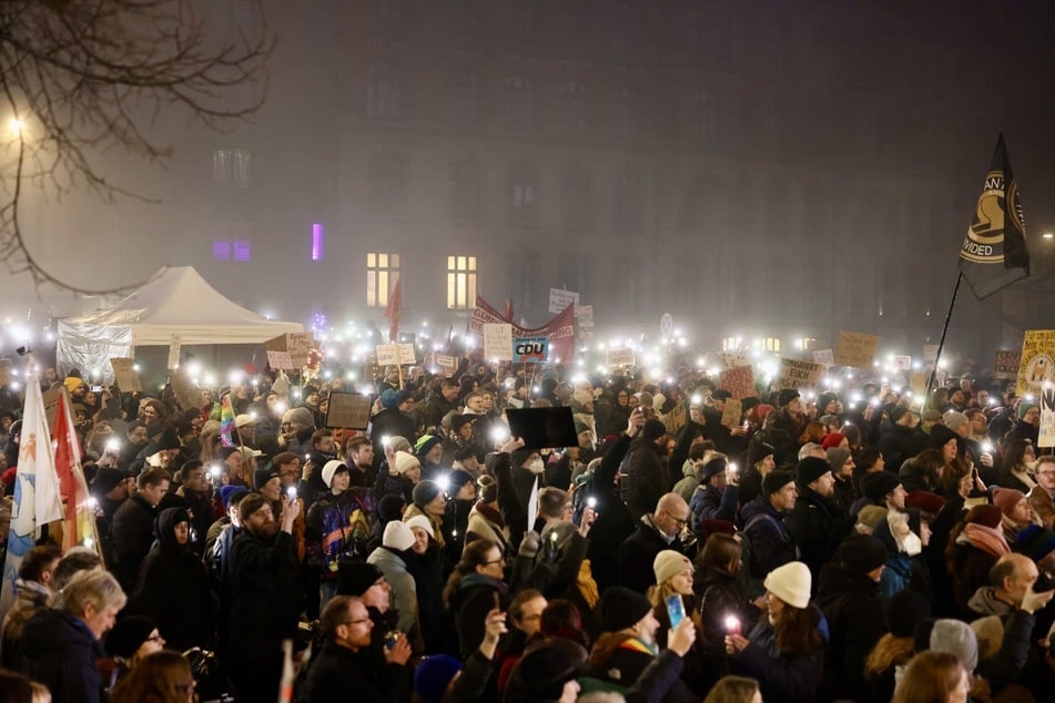 Die Demo gegen gegen die Migrationspolitik der CDU endete am Samstagabend mit einem Lichtermeer.