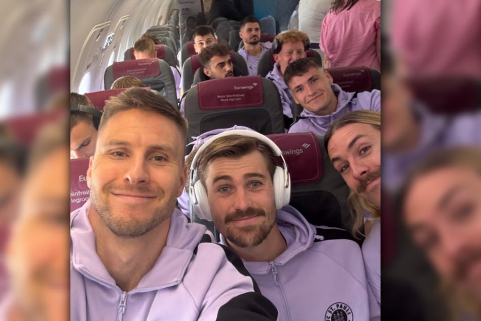 Mit diesem Selfie aus dem Flugzeug verabschiedeten sich die Spieler aus Hamburg in Richtung Österreich.