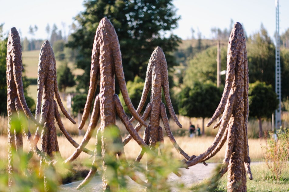 Die Skulpturengruppe "Include me out" des Chemnitzer Künstlers Friedrich Kunath im Buntsockenpark.