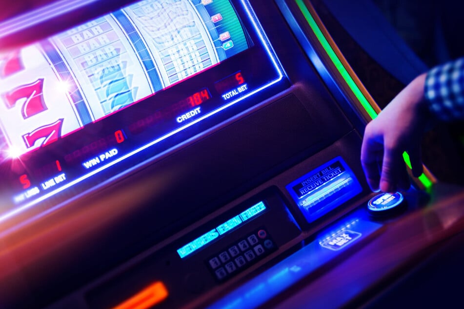 Nebenraum hinter Regal versteckt: Polizei findet illegale Spielautomaten in Gaststätte