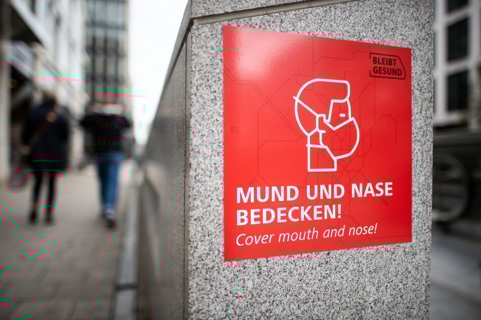 Nachdem die Stadt Düsseldorf am Montag ihre umstrittene Verfügung für eine generelle Maskenpflicht aufgehoben hat, will sie am Dienstag eine neue Regelung vorlegen.