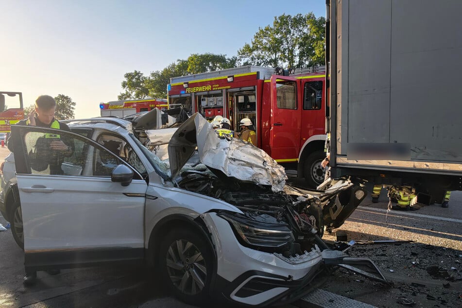 Das Auto wurde unter dem Lkw eingeklemmt und musste mit einer Seilwinde herausgezogen werden.
