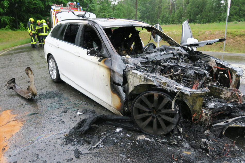 Die Flammen zerstörten den Wagen, der BMW brannte komplett aus.