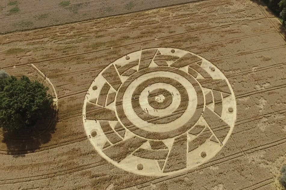Auch die seit Jahrhunderten bekannten Kornkreise werden gerne auf das Wirken von Außerirdischen zurückgeführt. (Szenenfoto aus "Akte UFO")