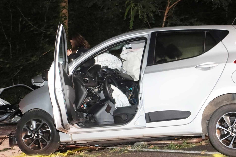 Der Unfallfahrer wurde in seinem Wagen eingeklemmt.