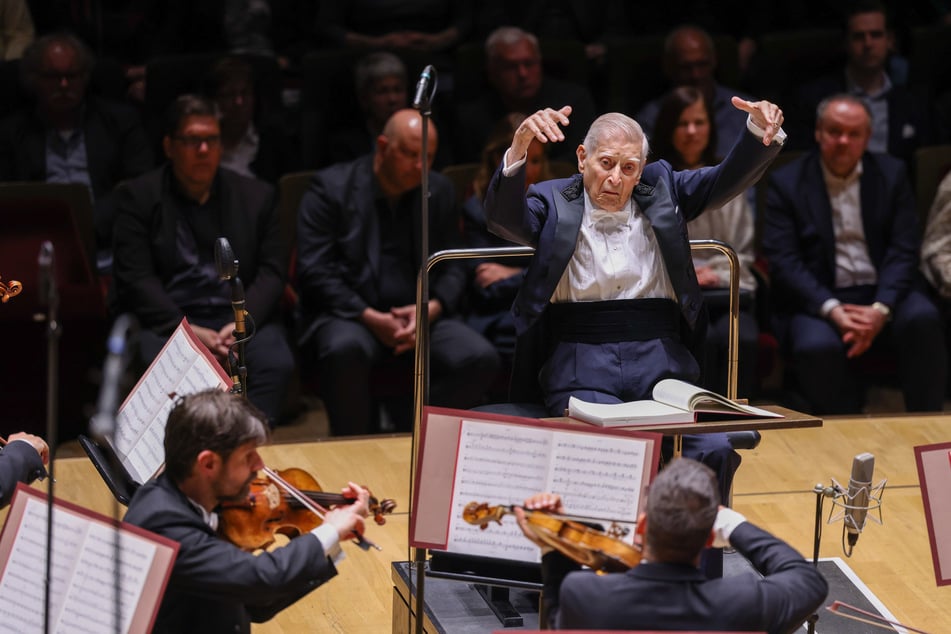 Die Konzerte am 17., 18. und 20. September im Gewandhaus finden ohne Dirigent Herbert Blomstedt (99) statt.