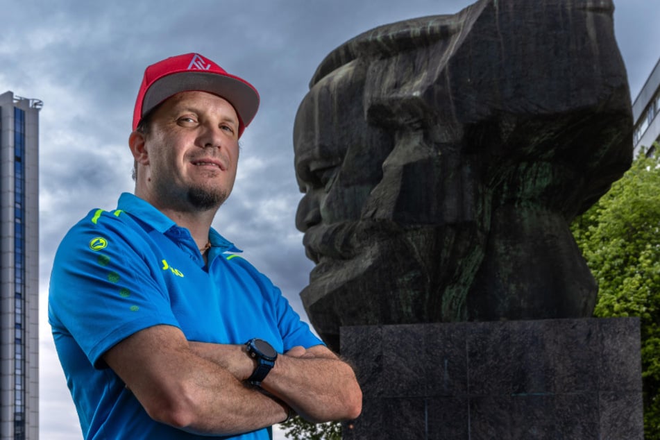 Sven Leber (46) von der Tanzgruppe "De Nischelhupper" hofft auf Nachwuchs für seine Jump-Gruppe.