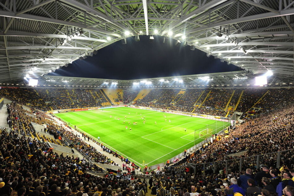 Weil Dynamo Dresden noch in der dritten Liga spielt, muss die Stadt dem Verein erheblich mehr Geld als geplant zuschießen.