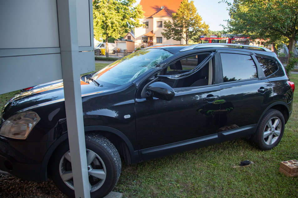 Hier steht der schwarze Geländewagen unterhalb des Balkons.