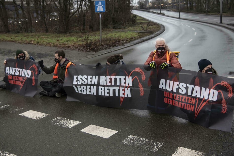 Aktivisten der "Letzten Generation" sorgen immer wieder für Polizeieinsätze, weil sie Straßen blockieren.