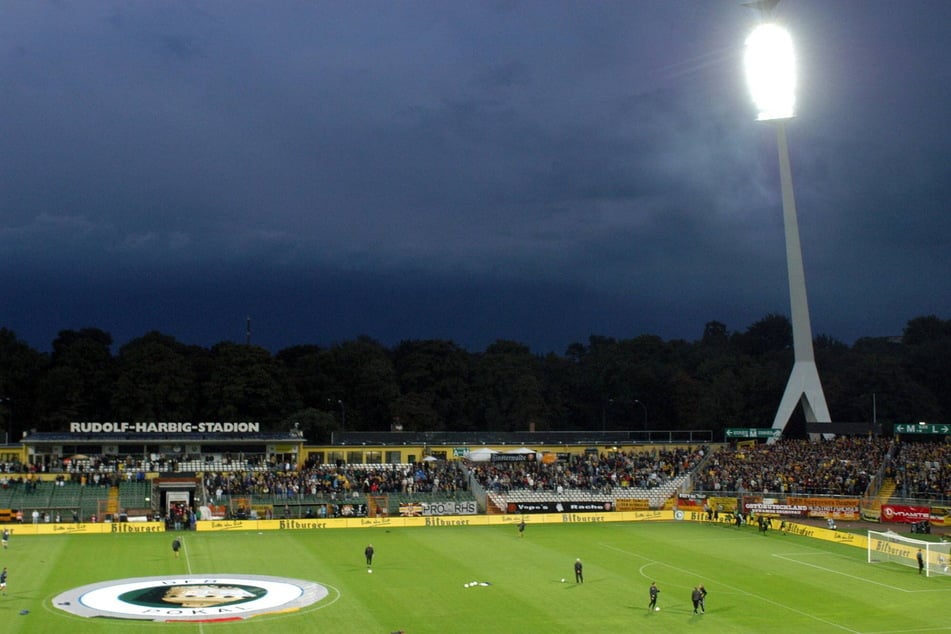 Sehen wie Gangways, schiefe Türme oder Giraffen aus: Flutlichtmasten im Rudolf-Harbig-Stadion.