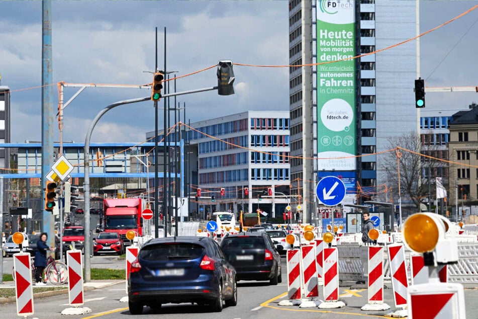 Blick auf die Straßenbaustelle auf der Bahnhofstraße.