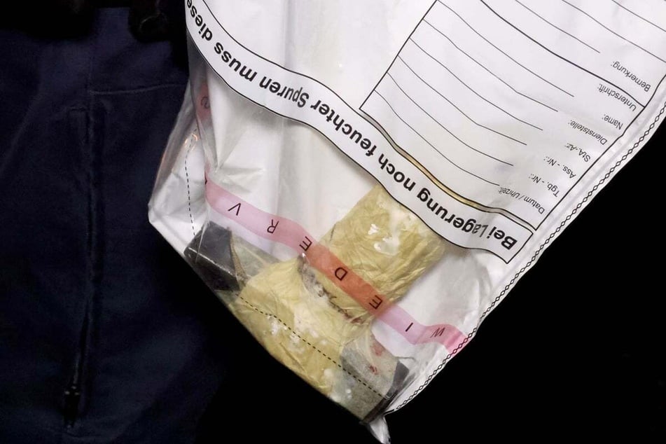 Die Polizei stellte einen Hammer sicher - damit soll der 26-Jährige auf sein Opfer eingeschlagen haben.