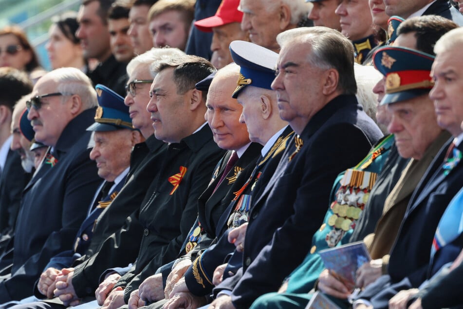 Der Kreml-Herrscher und seine Gäste: Lediglich die Despoten einiger ehemaliger Ex-Sowjetrepubliken kamen nach Moskau um Putins Parade zu bestaunen. Alle anderen Staatsoberhäupter blieben der Veranstaltung fern.