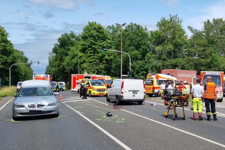 Der silberne BMW soll wohl eine rote Ampel überfahren und schließlich in die Gruppe gefahren sein.