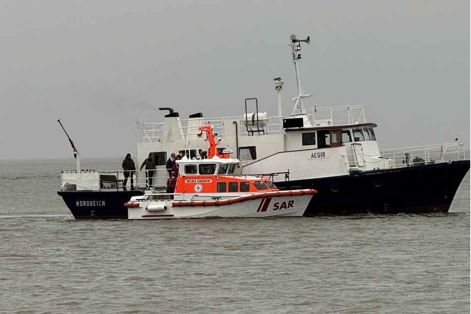 Bestattungsschiff auf Sandbank aufgelaufen! Acht Personen von Boot gerettet