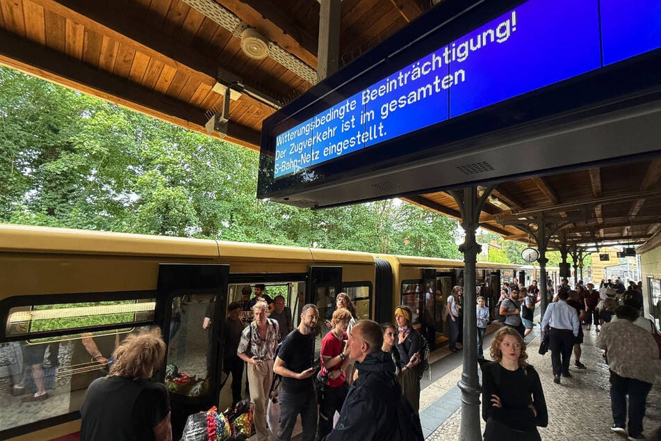 Am Montagabend musste der S-Bahnverkehr aufgrund des Unwetters eingestellt werden - mittlerweile Rollen die Züge wieder, wobei es aber weiterhin zu Verspätungen und Ausfällen kommen kann.