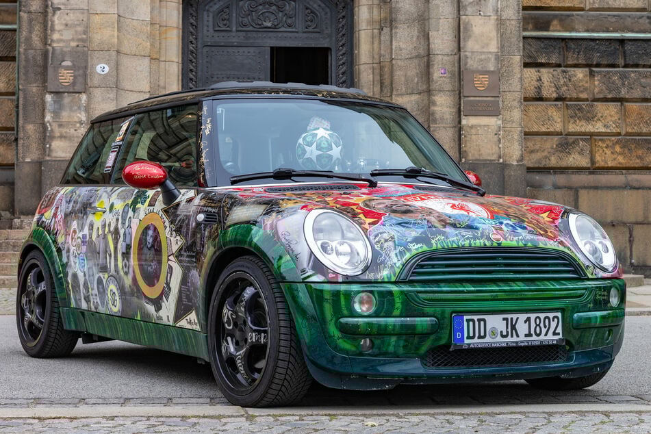 Für die bunte Bemalung des "Kloppocars" sorgte der Dresdner Künstler "Traffic Art" alias Erik Born. Für die Unterschriften darauf sorgen Prominente in ganz Deutschland.