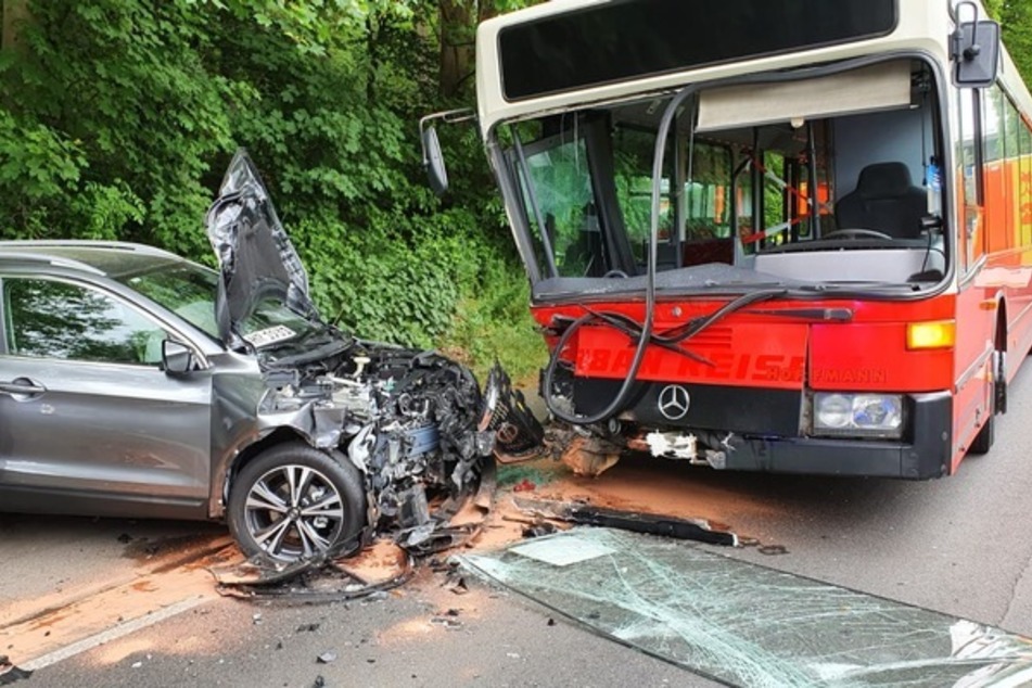 Bei dem Unfall kamen 23 Feuerwehrmänner zum Einsatz.
