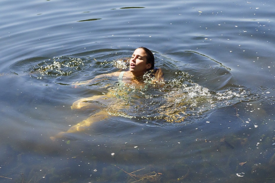 Allein im Wasser verlassen Chiara die Kräfte.