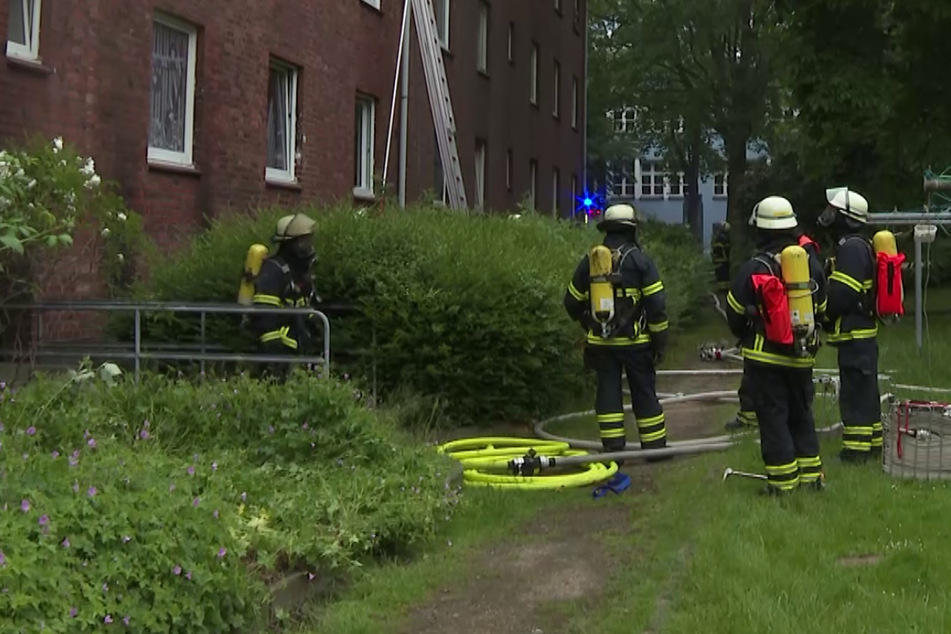 Hamburg: Frau springt aus Fenster: Acht Verletzte nach Brand in Mehrfamilienhaus