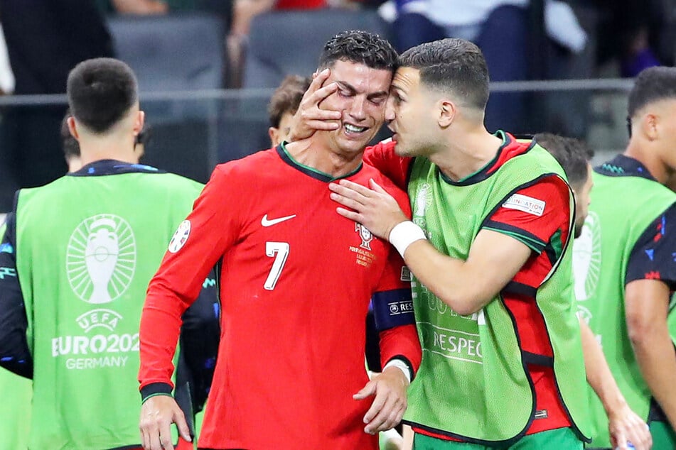 Cristiano Ronaldo (39, M.) weinte nach seinem verschossenen Elfmeter in der Nachspielzeit bitterlich. Im Elfmeterschießen traf er dann jedoch.
