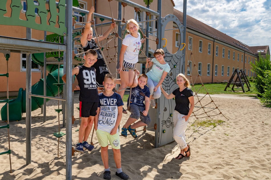 Elias (9), Lennox (10), Kiara (12), Luca (9) und Jillian (12.v.l.) spielen bei dem aktuellen Bombenwetter gern draußen. Drinnen ist es für die insgesamt bis 57 Kinder manchmal eng. Aber das soll nicht so bleiben. Hortleiterin Katja Förster (39, r.) freut sich.