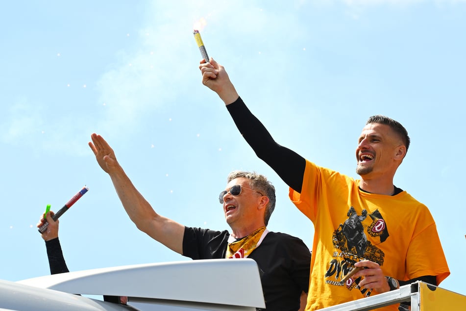 Das Foto wird am Montag ein Jahr alt: Stefan Kutschke (37) bei der Aufstiegsfeier. Sein letztes großes Ziel ist nun der Klassenerhalt mit seiner SGD.