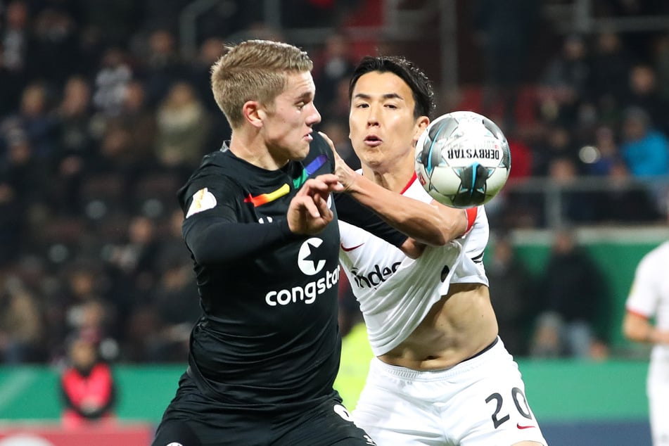 Das letzte Duell zwischen dem FC St. Pauli und Eintracht Frankfurt fand 2019 im DFB-Pokal statt. Damals im Zweikampf: Kiezkicker Viktor Gyökeres (l.) und SGE-Legende Makoto Hasebe.