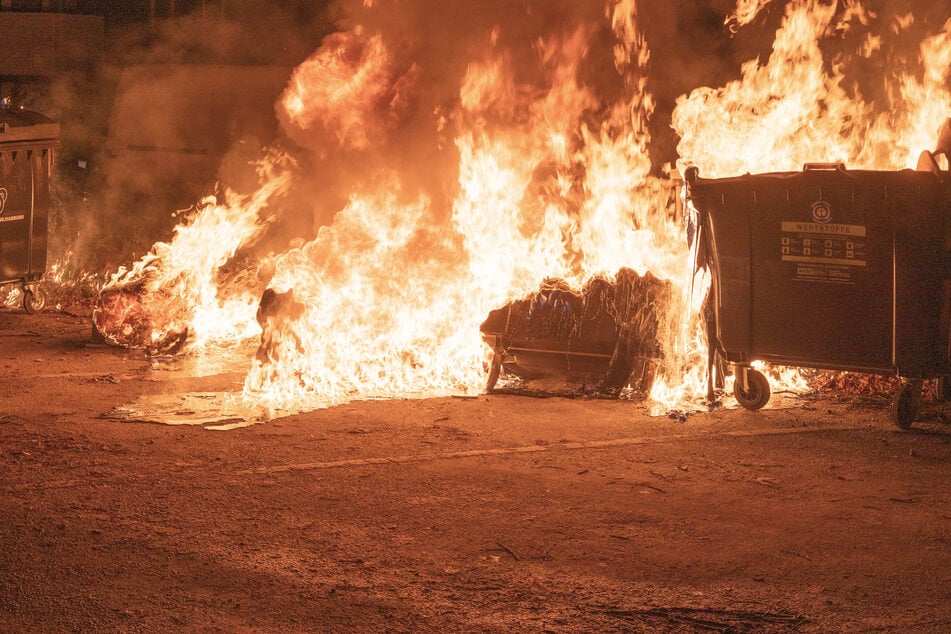 Hamburg: Nach brennenden Autos: Feuerwehr kämpft ganz in der Nähe erneut gegen Flammen