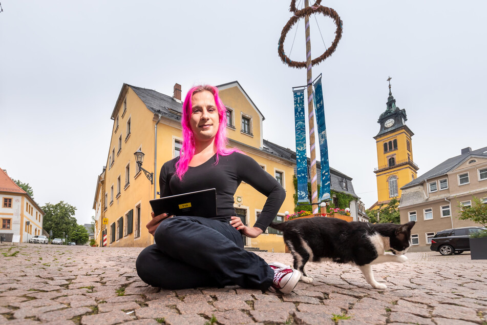 Bunter Vogel in der Kleinstadt: Danielle Tändler (37) vor dem Augustusburger Maibaum.