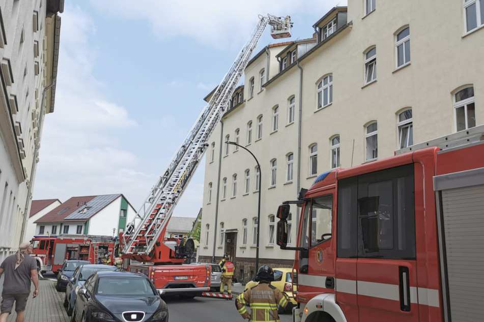 Im Dachstuhl des Mehrfamilienhauses in der Spinnereistraße war das Feuer am Montagmorgen ausgebrochen.