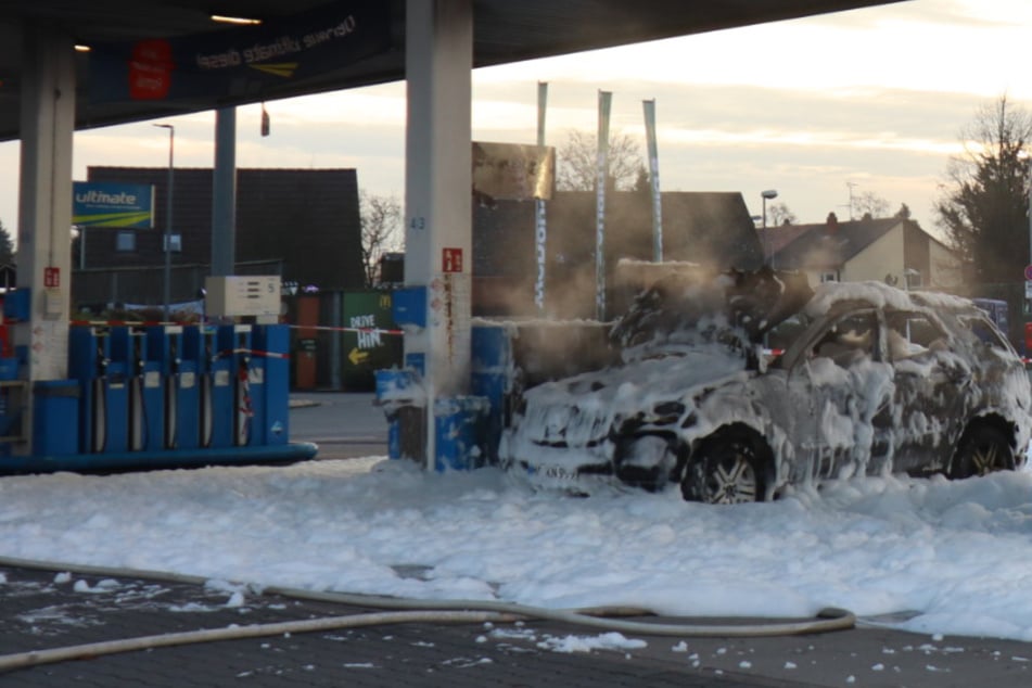 Auto gerät an Tankstelle in Vollbrand: 150.000 Euro Schaden!