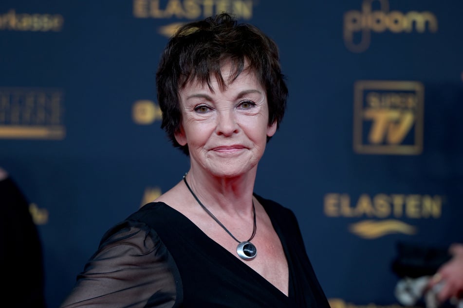 Katrin Sass (69) nimmt auf einem der "Riverboat"-Sessel Platz.