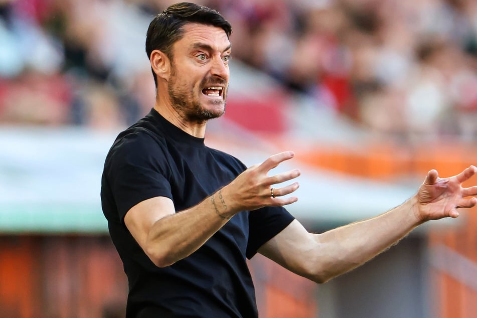 Eintracht-Trainer Albert Riera (44) soll zunehmend Probleme mit seinen Führungsspielern haben.