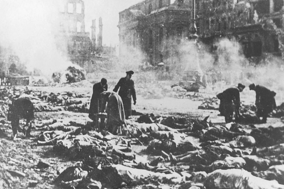 Hilfskommandos bargen nach den Bombennächten die Toten und brachten sie zu den Sammelplätzen wie dem Altmarkt.
